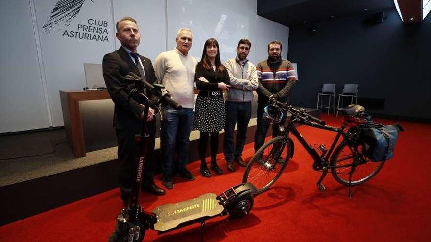 De izquierda a derecha, Francisco Javier Lozano, Francisco Bastida, Pilar Concellón, Carlos Tejo y Juan Ignacio Córdoba, ante un patinete eléctrico y una bici.