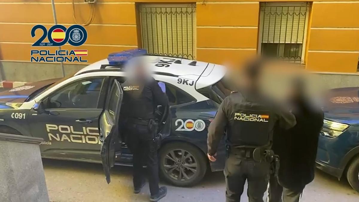 La Policía Nacional detiene a tres hombres en Cartagena por agresión con arma blanca.