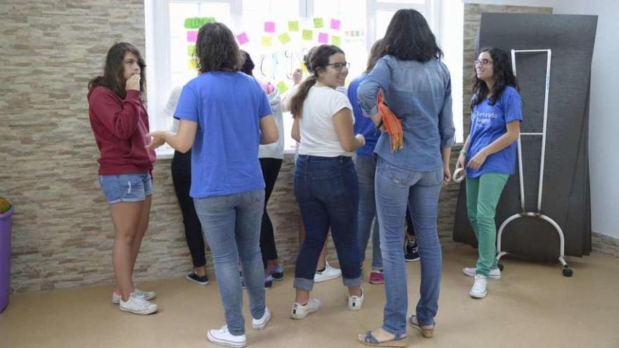 Participantes en la asamblea plasman sus reclamaciones en &#039;post-its&#039;, el martes, en A Escada.