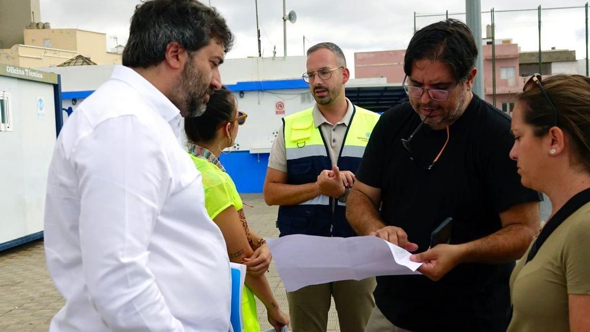 El concejal de Infraestructura y Obra, Javier Rivero, en una de las visitas al campo de Las Delicias.
