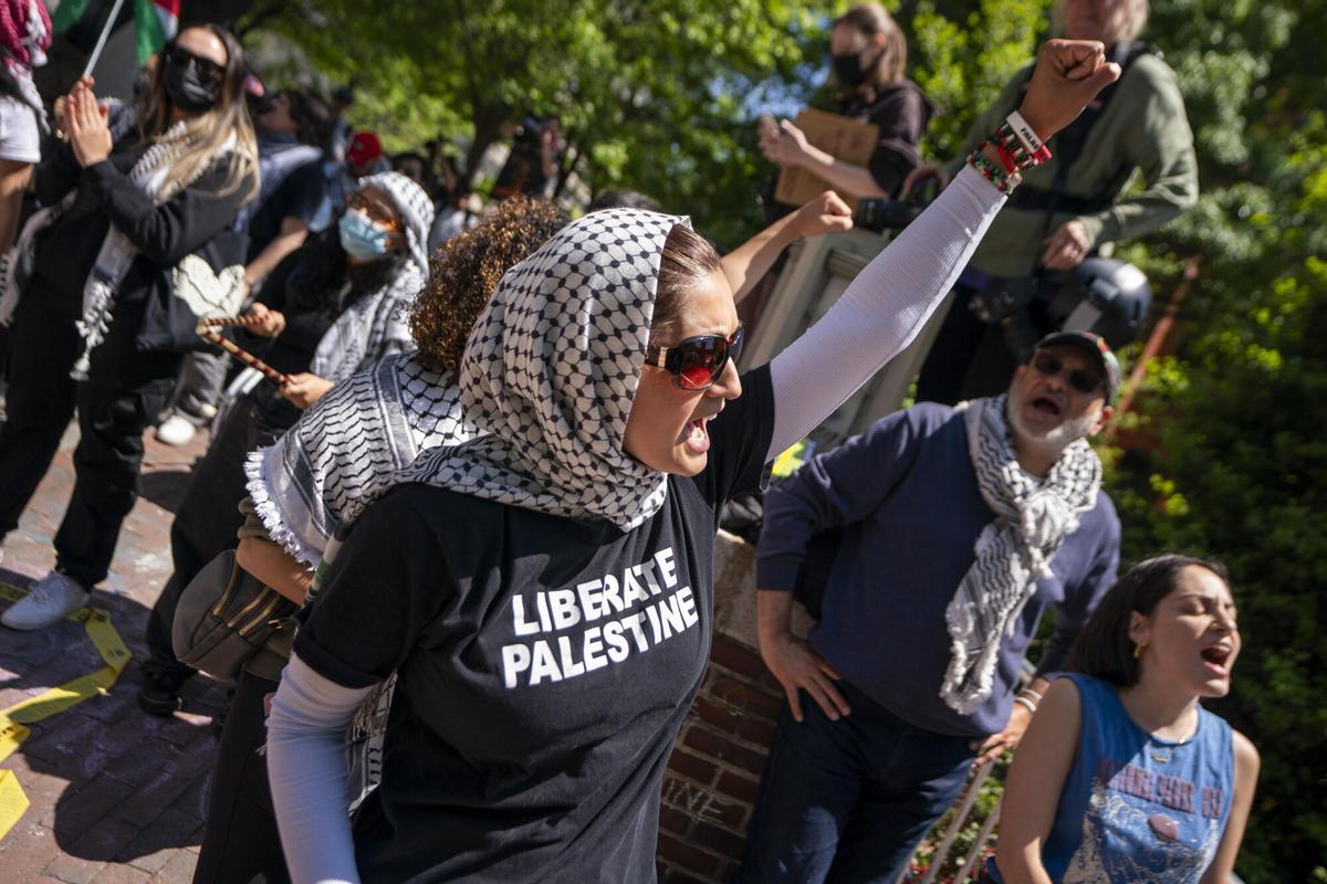 Washington (United States), 26/04/2024.- Pro-Palestinian college students and supporters demonstrate at George Washington University (GWU) calling on the university to divest from companies that provide arms to Israel, in Washington, DC, USA, 26 April 2024. Protests against Israel's ongoing incursion into Gaza have erupted at college campuses across the US. More than 34,000 Palestinians and over 1,450 Israelis have been killed, according to the Palestinian Health Ministry and the Israel Defense Forces (IDF), since Hamas militants launched an attack against Israel from the Gaza Strip on 07 October 2023, and the Israeli operations in Gaza and the West Bank which followed it. (Protestas) EFE/EPA/SHAWN THEW