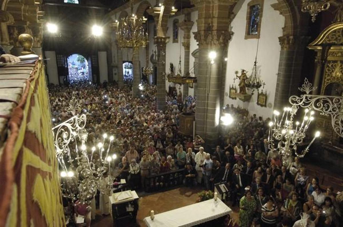 BAJADA DE LA VIRGEN DEL PINO DE SU CAMERIN