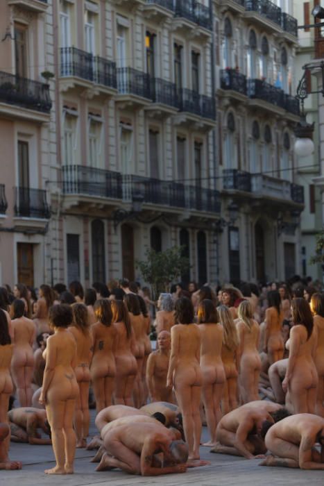 Spencer Tunick desnuda a 2.000 personas en València frente a las Torres de Serranos