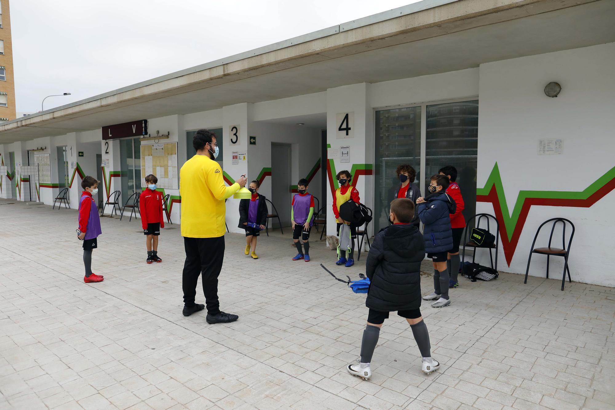 Los niños vuelven a entrenar después de las restricciones