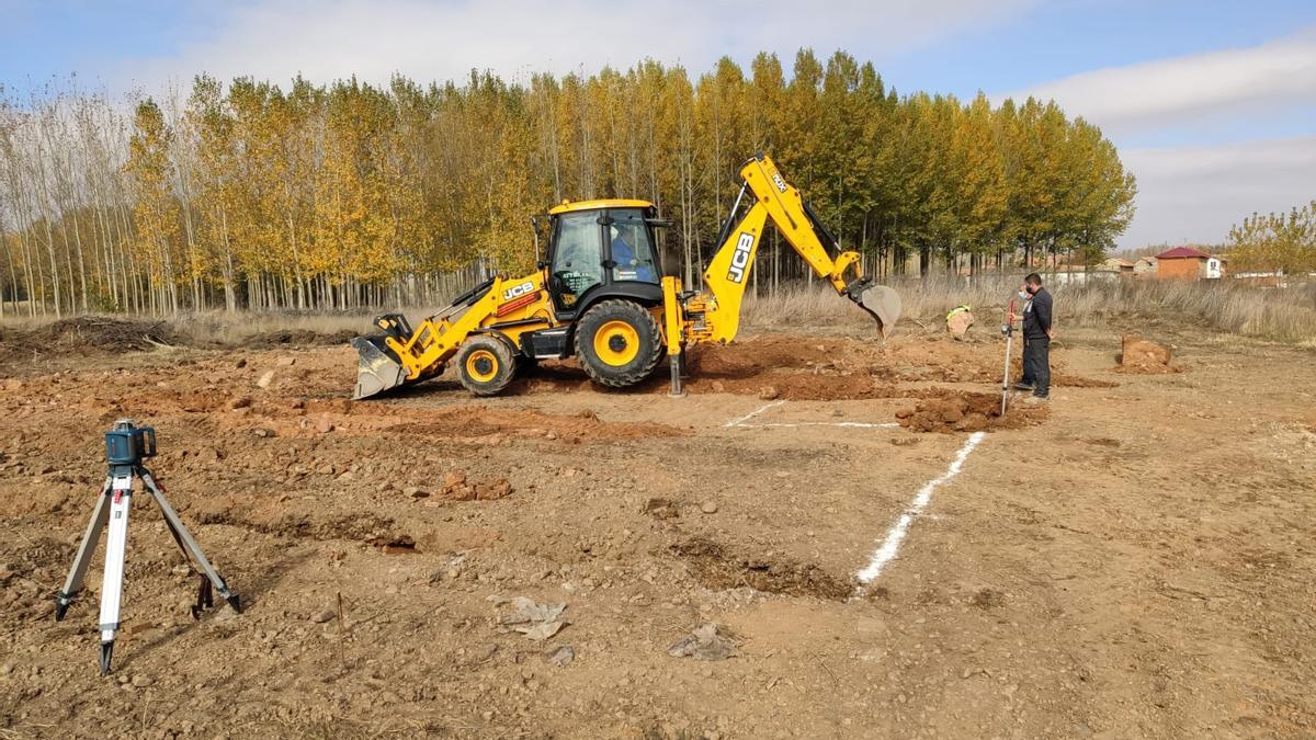 Trabajos iniciales para la construcción del nuevo cementerio municipal de Vecilla de la Polvorosa.