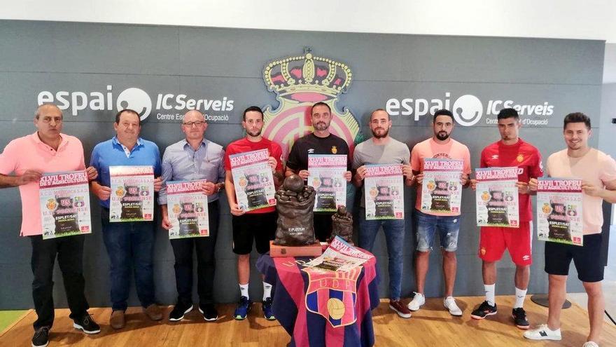 Jugadores y directivos del Mallorca y del Poblense en la presentaciÃ³n del trofeo.