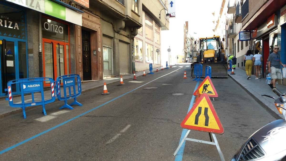 Calle Santa Cruz en Benavente durante una avería en la red de abastecimiento.