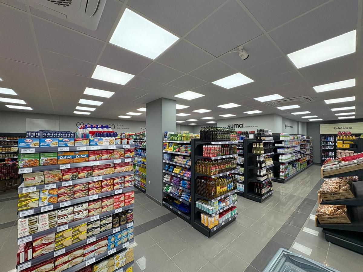 El local cuenta con una amplia selección de alimentación con marcas propias y de fabricante.