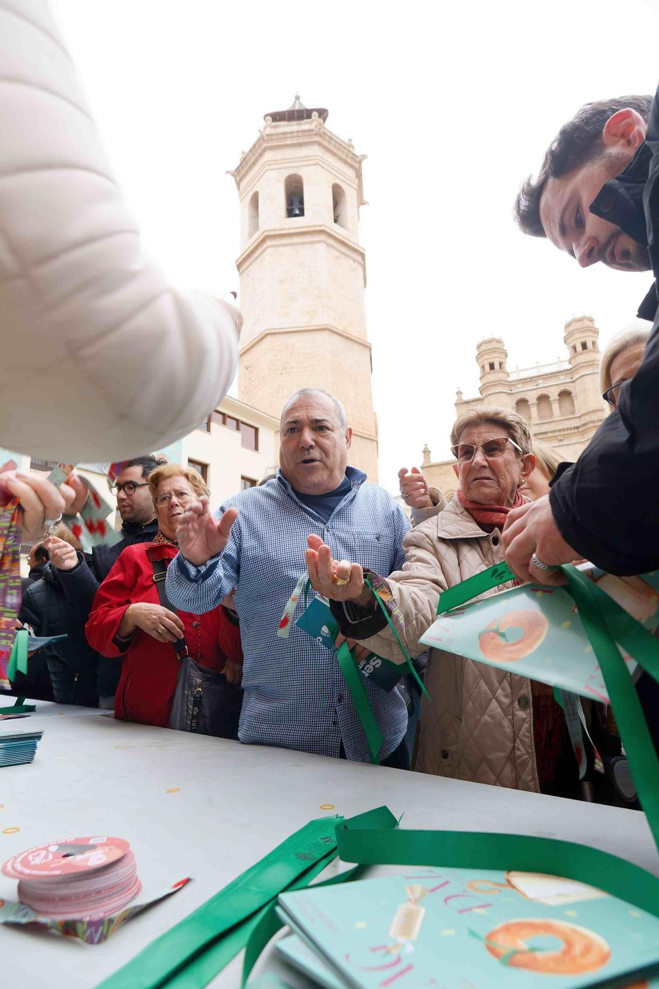 Galería de imágenes: Reparto del 'llibret' de las fiestas de la Magdalena