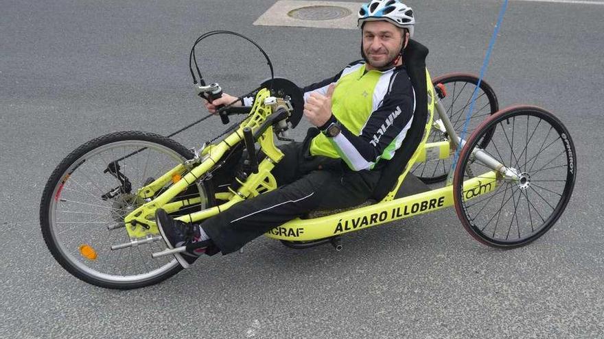 El aresano Álvaro Illobre posa con su &#039;handbike&#039; durante una prueba.