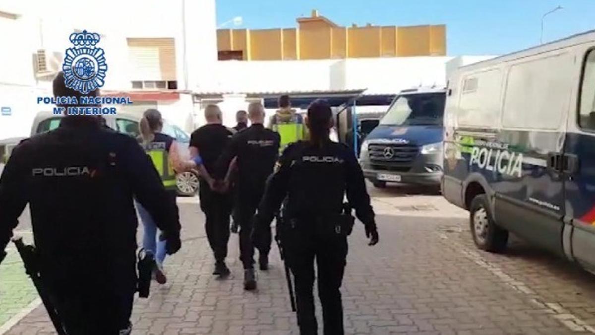 Los detenidos han sido acusados de los delitos de lesiones, atentado grave a agente de la autoridad y contrabando de tabaco.