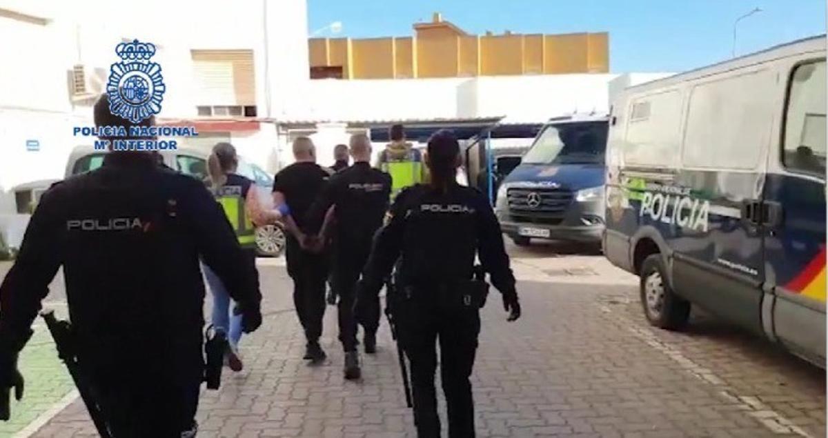 Sis detinguts a La Línea per apedregar dos agents de la Vigilància Duanera a Gibraltar Sis detinguts a La Línea per apedregar dos agents de la Vigilància Duanera a Gibraltar