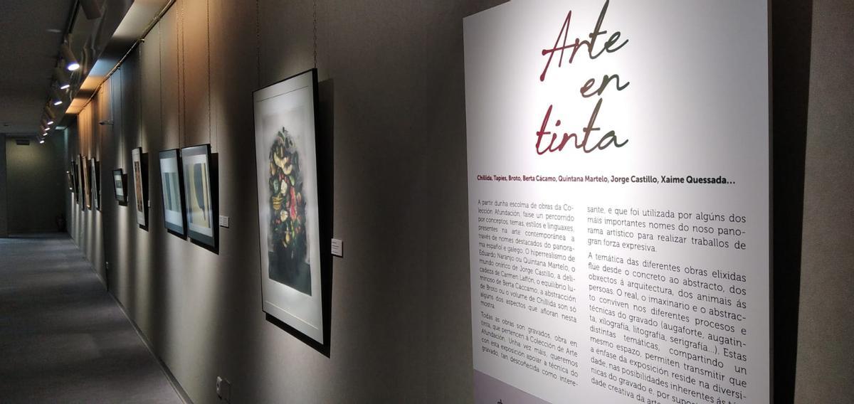 Algunos de los cuadros expuestos en el auditorio de Cangas.