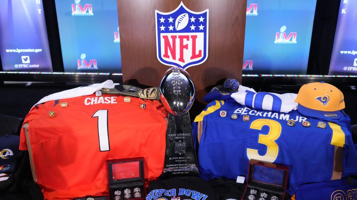 Exposición de las camisetas de Los Angeles Rams y Cincinnati Bengals y el trofeo de la 56ª Super Bowl.