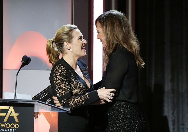 Kate Winslet y Allison Janney durante los Hollywood Film Awards.