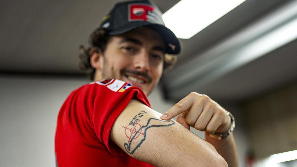 'Pecco' Bagnaia muestra el circuito de Assen, taturado en su brazo derecho.