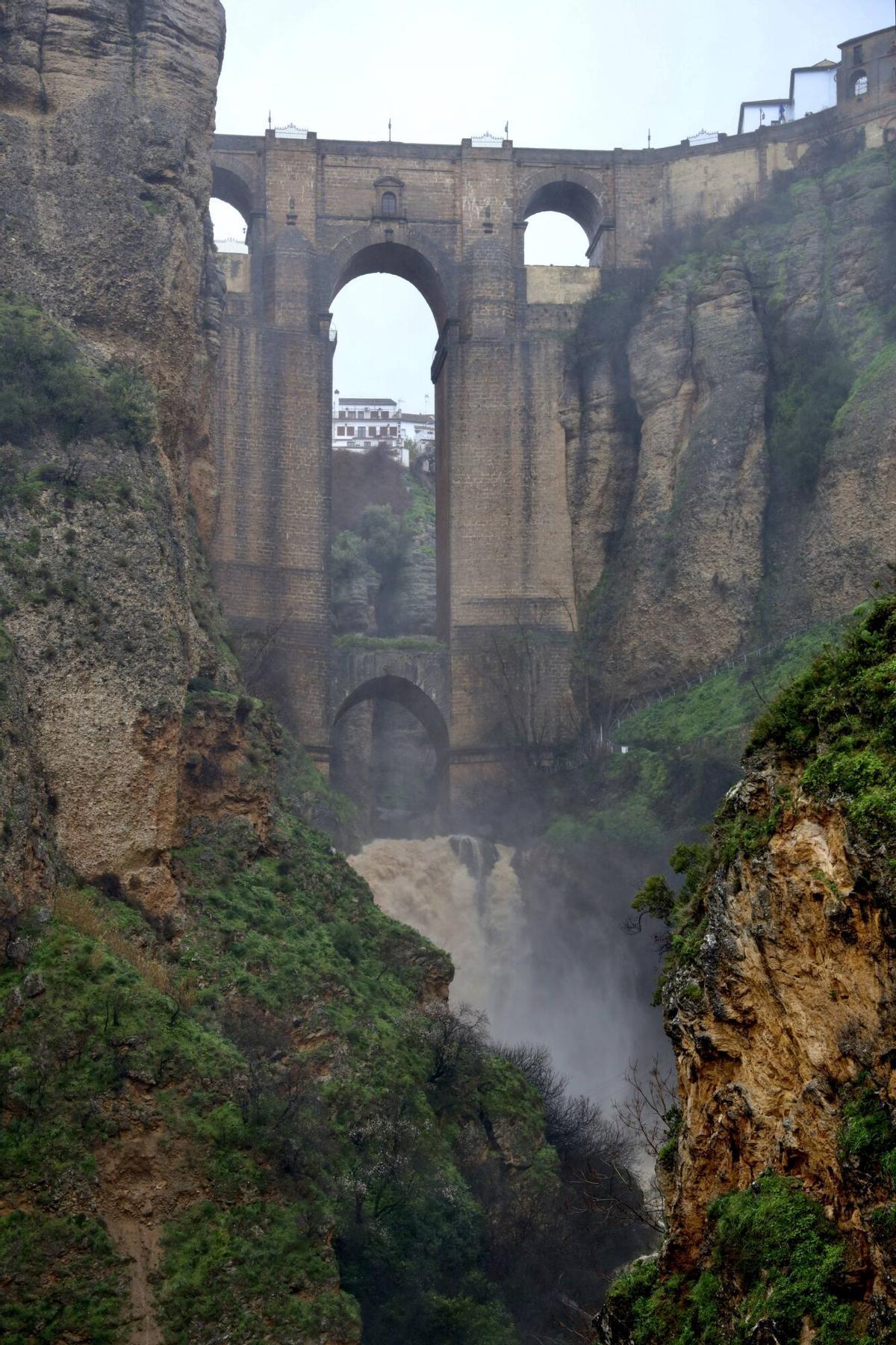 Vistas del Tajo de Ronda donde su río está a punto del desbordamiento a causa de la Borrasca Leonardo