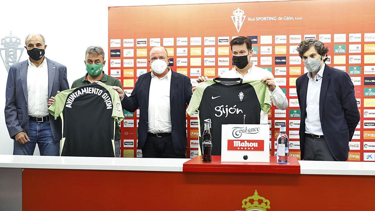 Por la izquierda, Joaquín Alonso (relaciones institucionales) José Ramón Tuero, Javier Martínez, Francisco Fernández (director general de Integra) y David López, ayer, durante la presentación de la segunda camiseta del Sporting. A la derecha, la equipación.| Marcos León