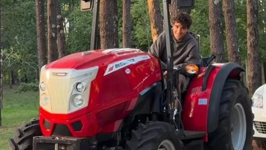 Martiño Pérez, en tractor a entrenar en A Illa