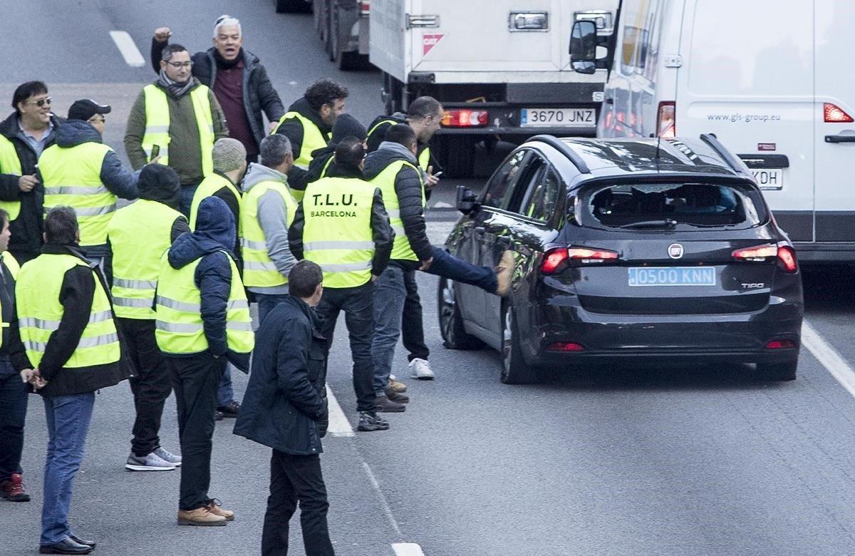 Alguno de los taxistas que se manifestaban, esta mañana, en la ronda litoral, han ocasionado destrozos en un vehículo VTC. En este día de huelga los incidentes han sido escasos.