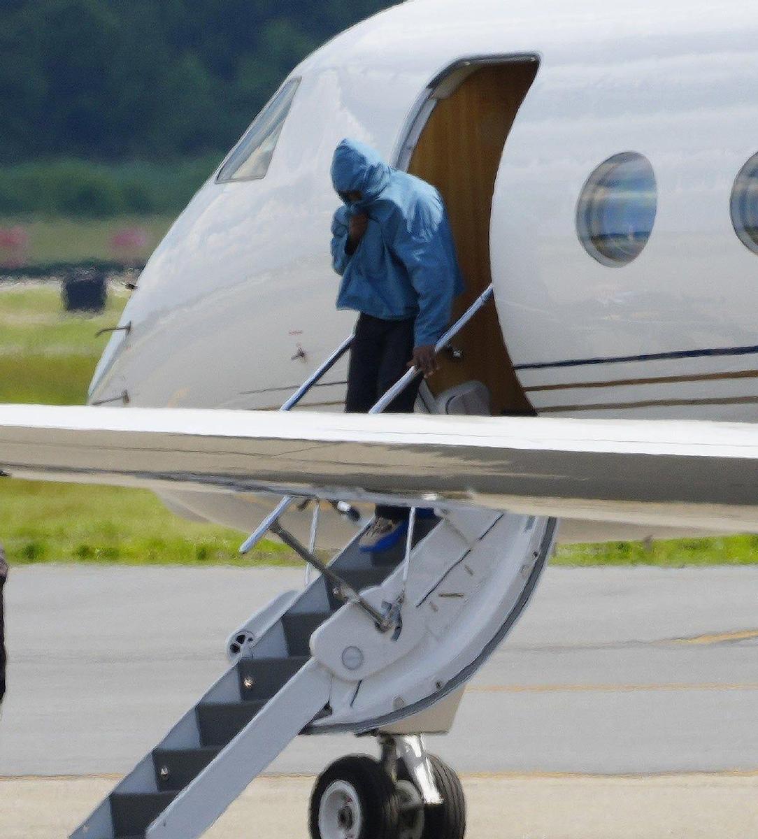 Kanye West bajando del mismo avión que Irina Shayk