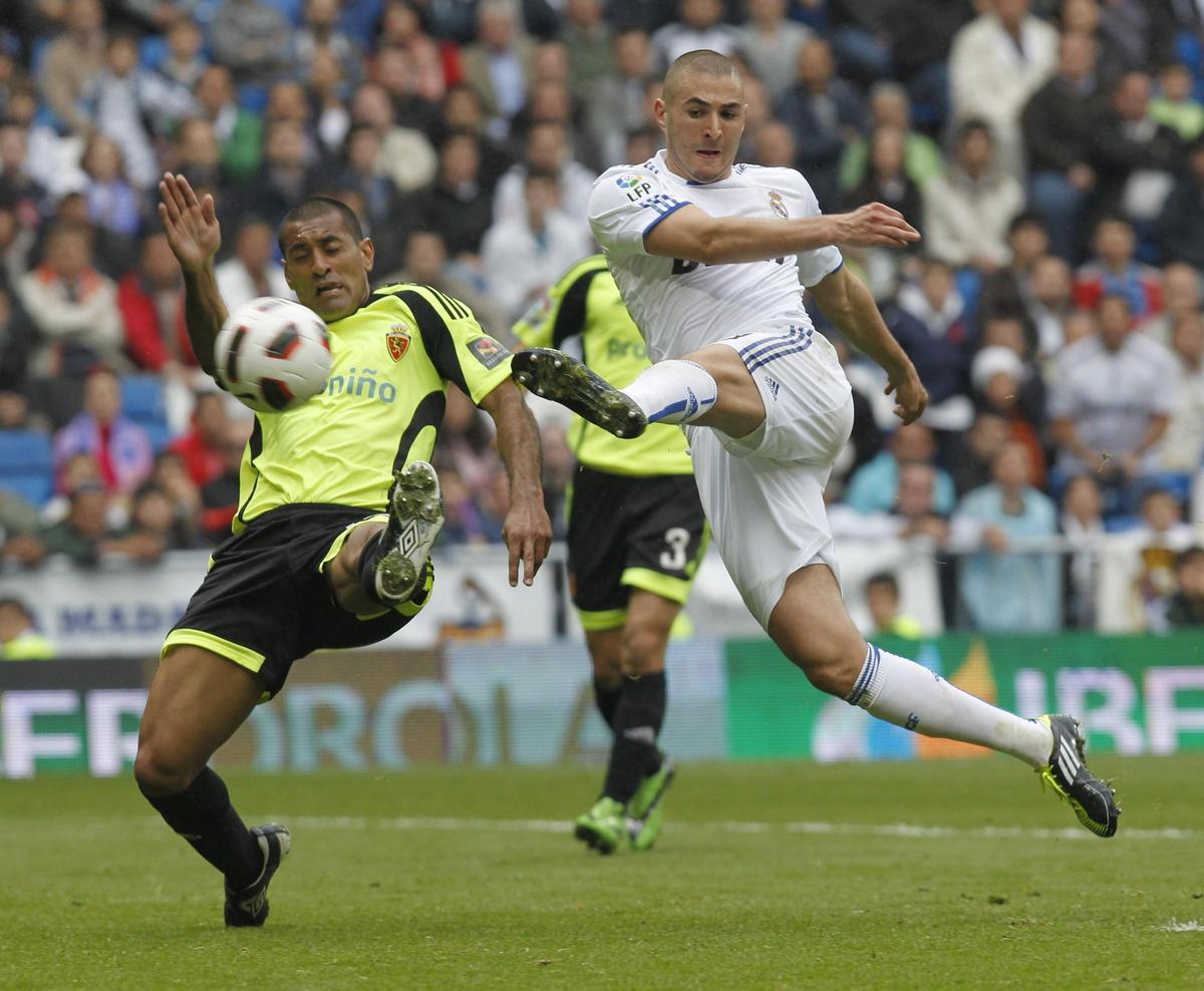 Da Silva intenta evitar el remate de Benzema en un partido con el Zaragoza en el Bernabéu.