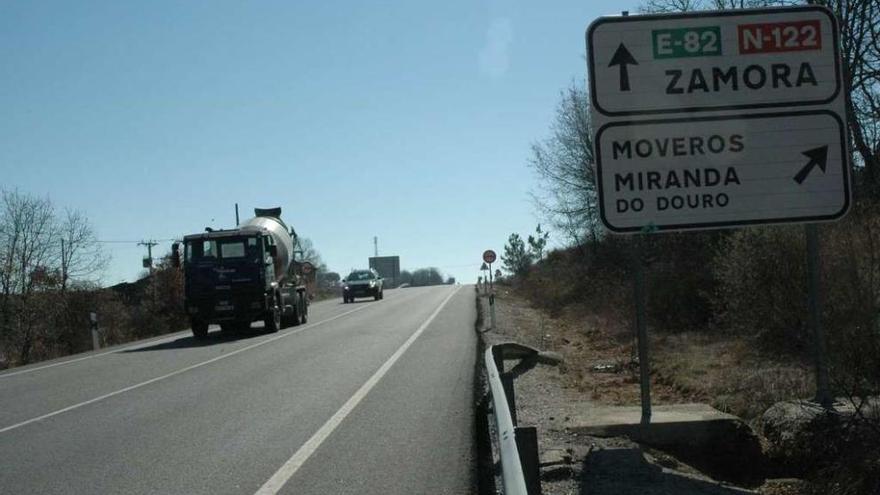 La N-122 entre la capital y Portugal cerrará para vehículos pesados a lo largo del puente