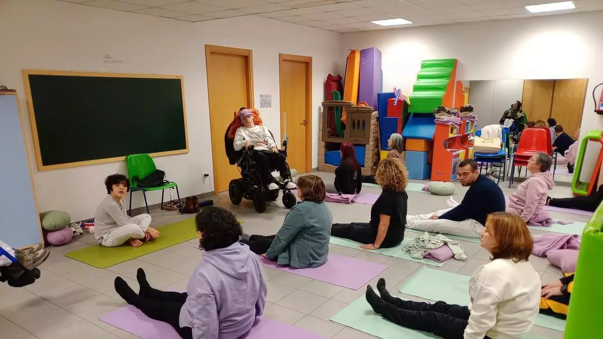 La asociación Arela de Cambre traspasa barreras y se echa a la esterilla: "Tendremos yoga inclusivo para padres e hijos"