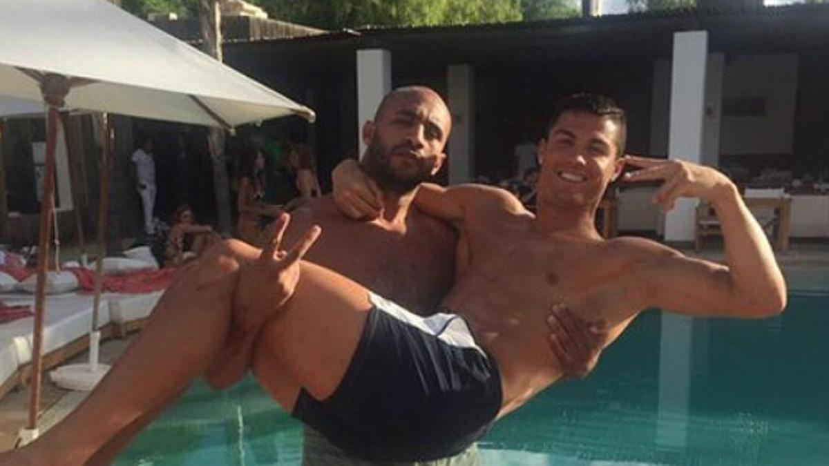 Cristiano, en brazos de su amigo Badr Hari, en un hotel de Marrakech.