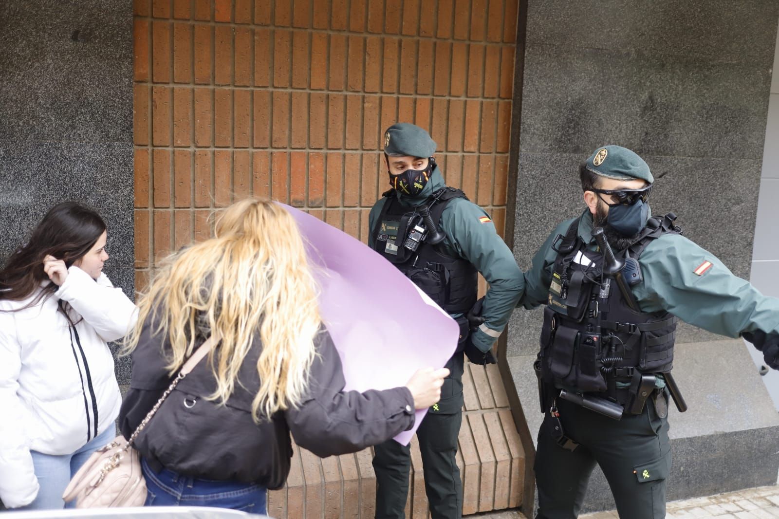 Tensión y gritos de "asesino" a la llegada del parricida de Sueca a declarar ante el juez