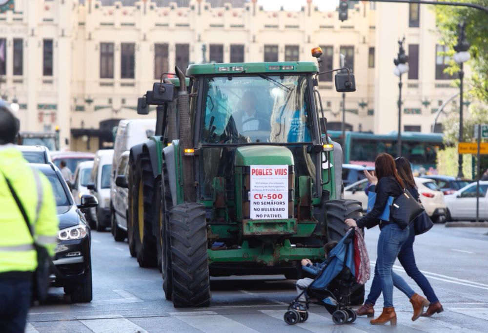 La protesta con tractores por las medidas de pacificación de la CV-500 llega a la ciudad