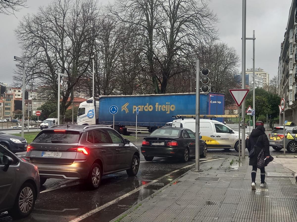 Colapso circulatorio en la rotonda de Manuel del Palacio con la avenida de Marín