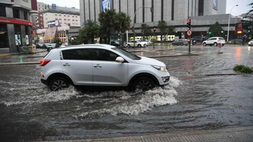 Un coche circula por una calle de A Coruña. // Carlos Pardellas