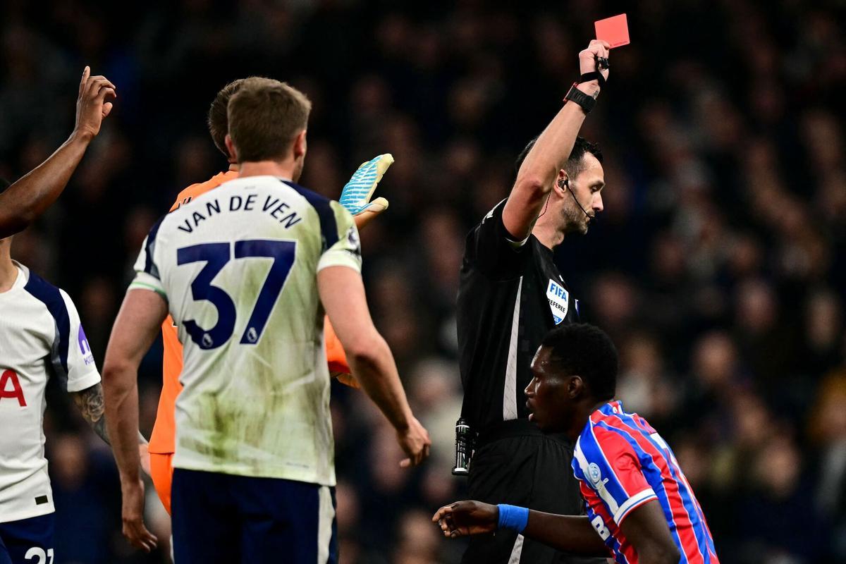 Referee Andy Madley shows a red card to Tottenham Hotspur's Dutch defender #37 Micky van de Ven during the English Premier League football match between Tottenham Hotspur and Crystal Palace at the Tottenham Hotspur Stadium in London, on March 5, 2026. (Photo by Ben STANSALL / AFP) / RESTRICTED TO EDITORIAL USE. No use with unauthorized audio, video, data, fixture lists, club/league logos or 'live' services. Online in-match use limited to 120 images. An additional 40 images may be used in extra time. No video emulation. Social media in-match use limited to 120 images. An additional 40 images may be used in extra time. No use in betting publications, games or single club/league/player publications. /. SEE CAPTION FOR MORE INFORMATION / RESTRICTED TO EDITORIAL USE. No use with unauthorized audio, video, data, fixture lists, club/league logos or 'live' services. Online in-match use limited to 120 images. An additional 40 images may be used in extra time