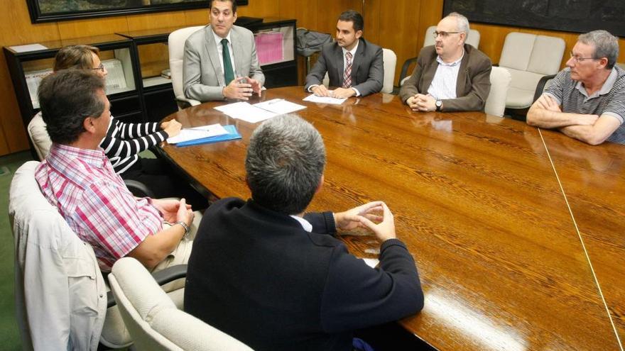 Alberto Castro preside la reunión con los sindicatos y empresarios.