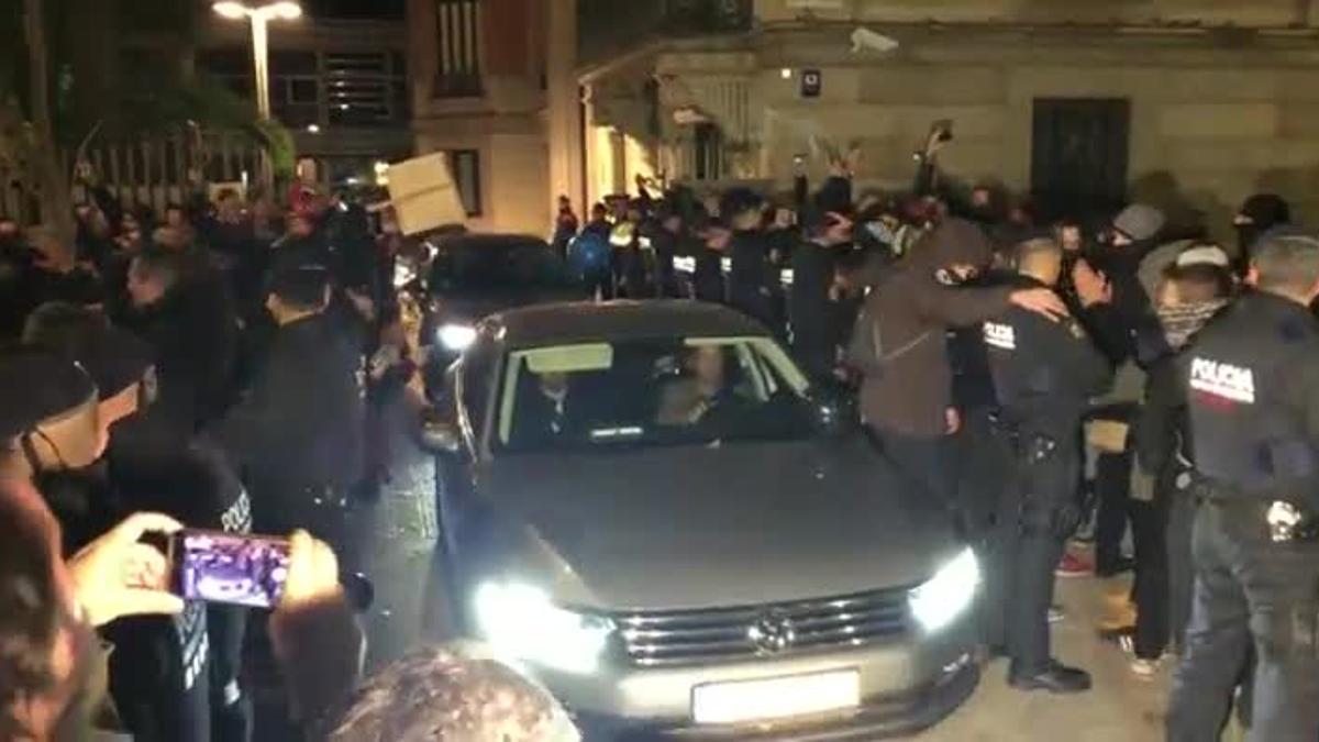 El coche de Buch deja la 'conselleria' entre protestas de los Mossos