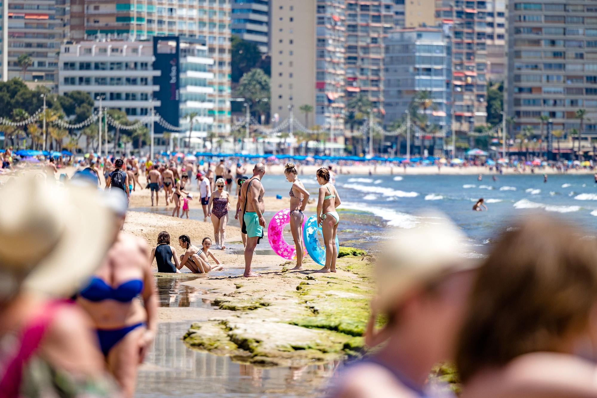 El puente de mayo y el buen tiempo consolida la ocupación turística en Benidorm.