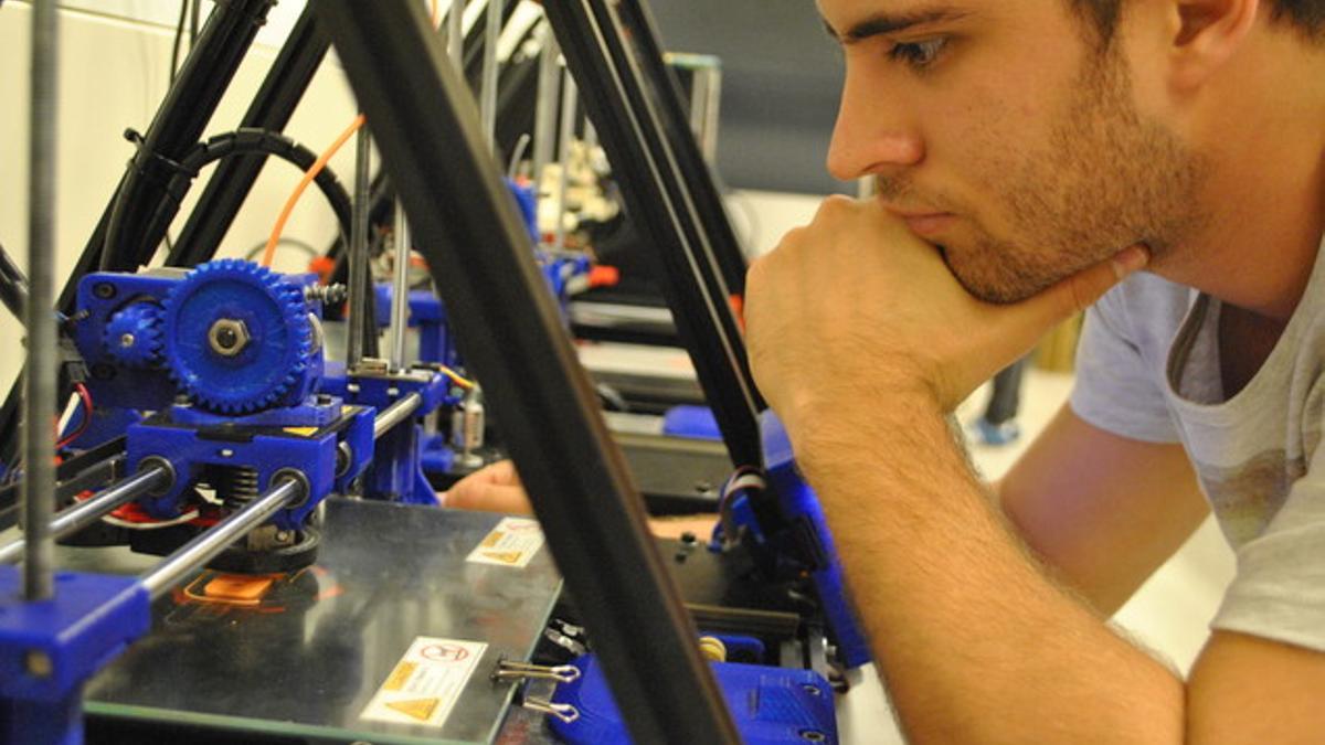 Estudiantes de la UPC trabajando en el nuevo FabLab Terrassa, equipado con tecnología de producción 3D.