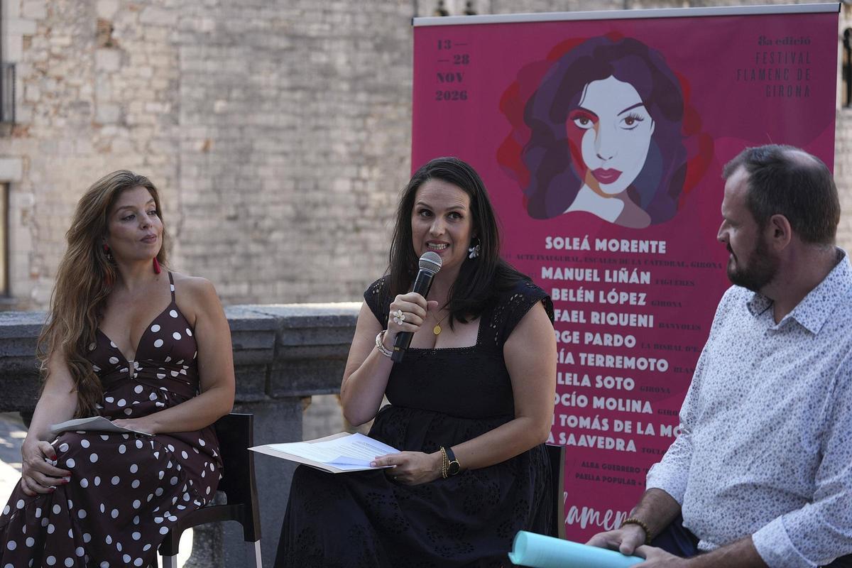 La directora Noemí Osorio durant la presentació del vuitè FlamenGi, a les escales de la Catedral de Girona.