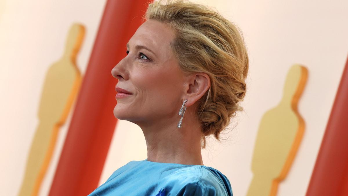 Cate Blanchett arriesga y gana con terciopelo y satén en los Premios Oscar 2023