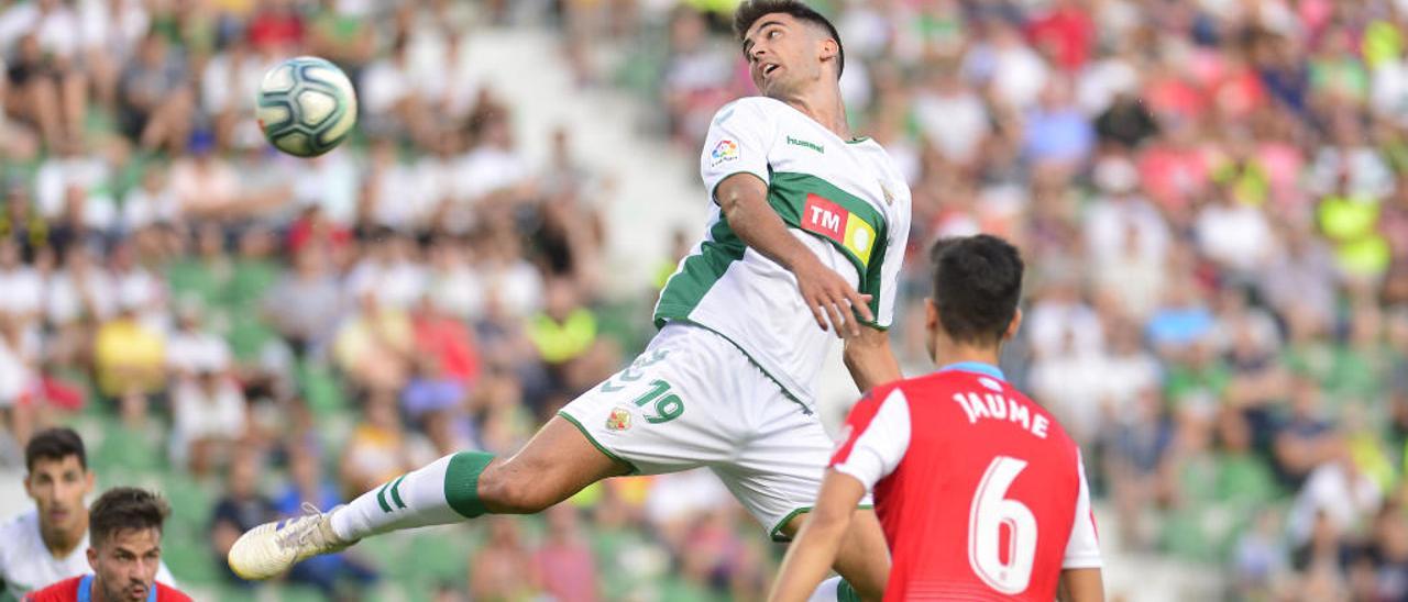 El delantero Claudio Medina, que debutó en el partido de ayer, intenta un remate de cabeza en los últimos minutos del partido.