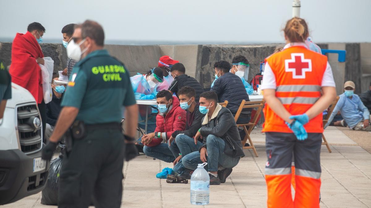 Atención al grupo de migrantes que llegó este lunes en una patera a Famara