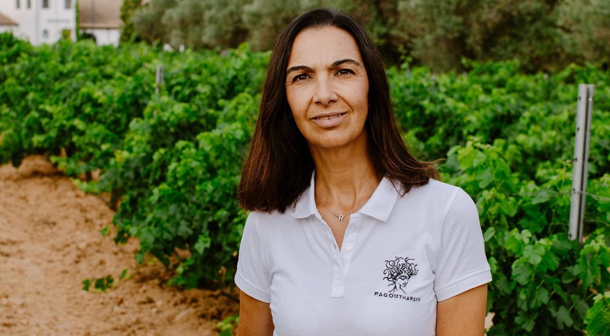 Rebeca García en los viñedos de Pago de Tharsys en Requena.