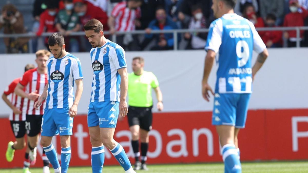 Lapeña, Rafa de Vicente y Quiles, antes de sacar de centro tras el gol del Bilbao Athletic. |  // LOF