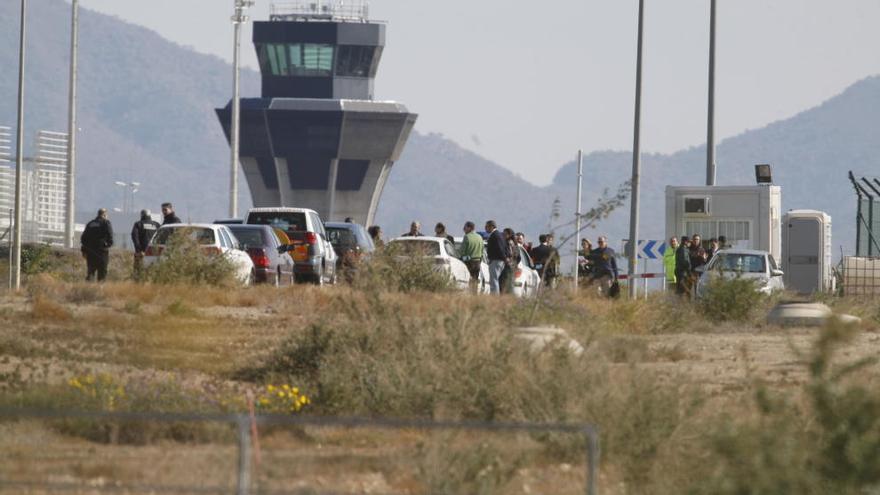 Funcionarios de la Comunidad discuten con la dirección del aeropuerto los términos del acta de entrega ante la garita de acceso.