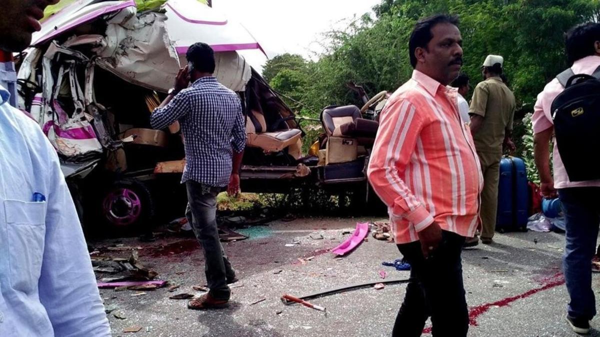Una imagen de los vehículos implicados en el accidente, en le estado de Andhra Pradesh, al sur de la India, en el que han fallecido cuatro españoles.
