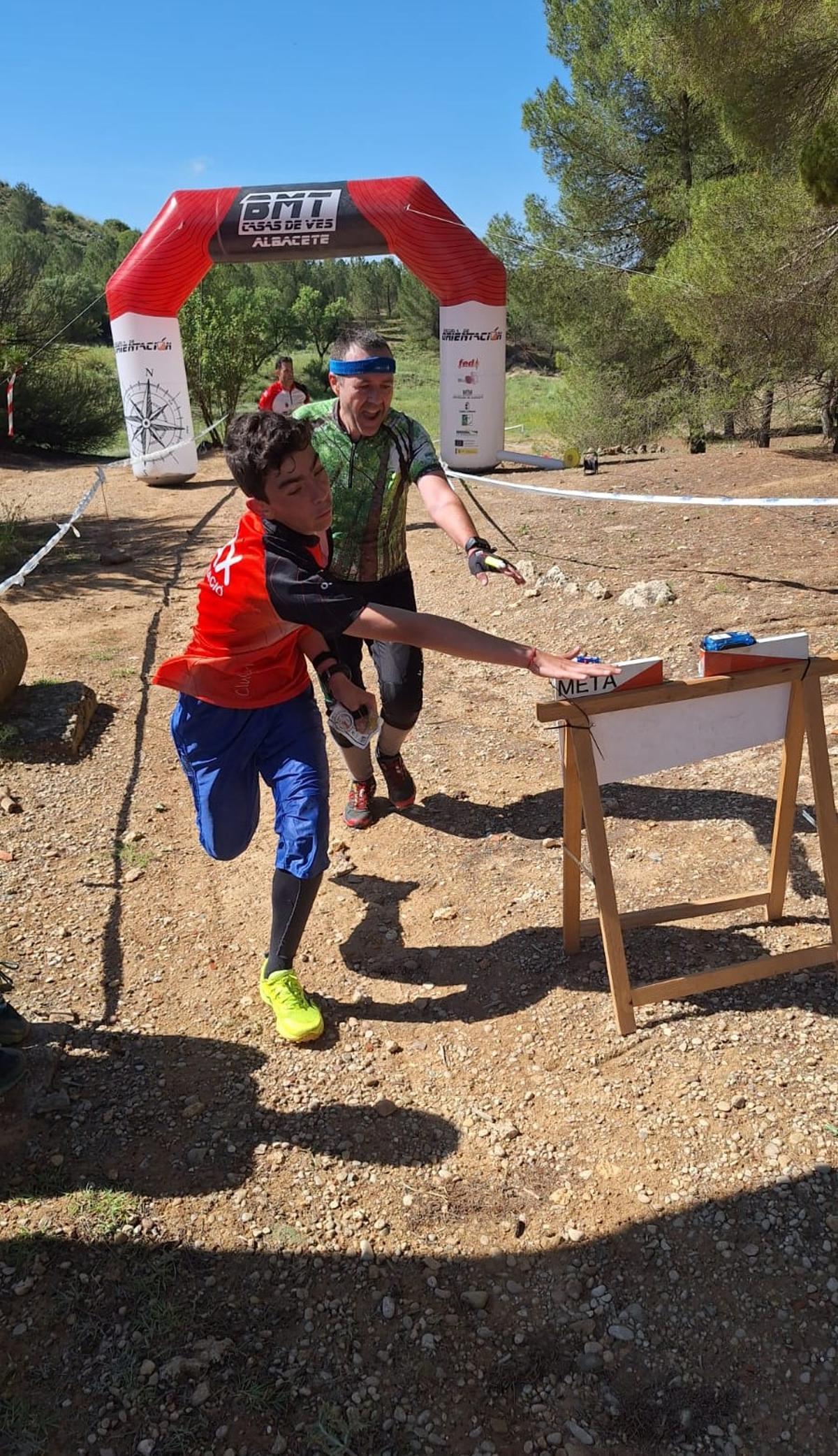 Un orientador del CAX durante una de las pruebas del Trofeo de Albacete.