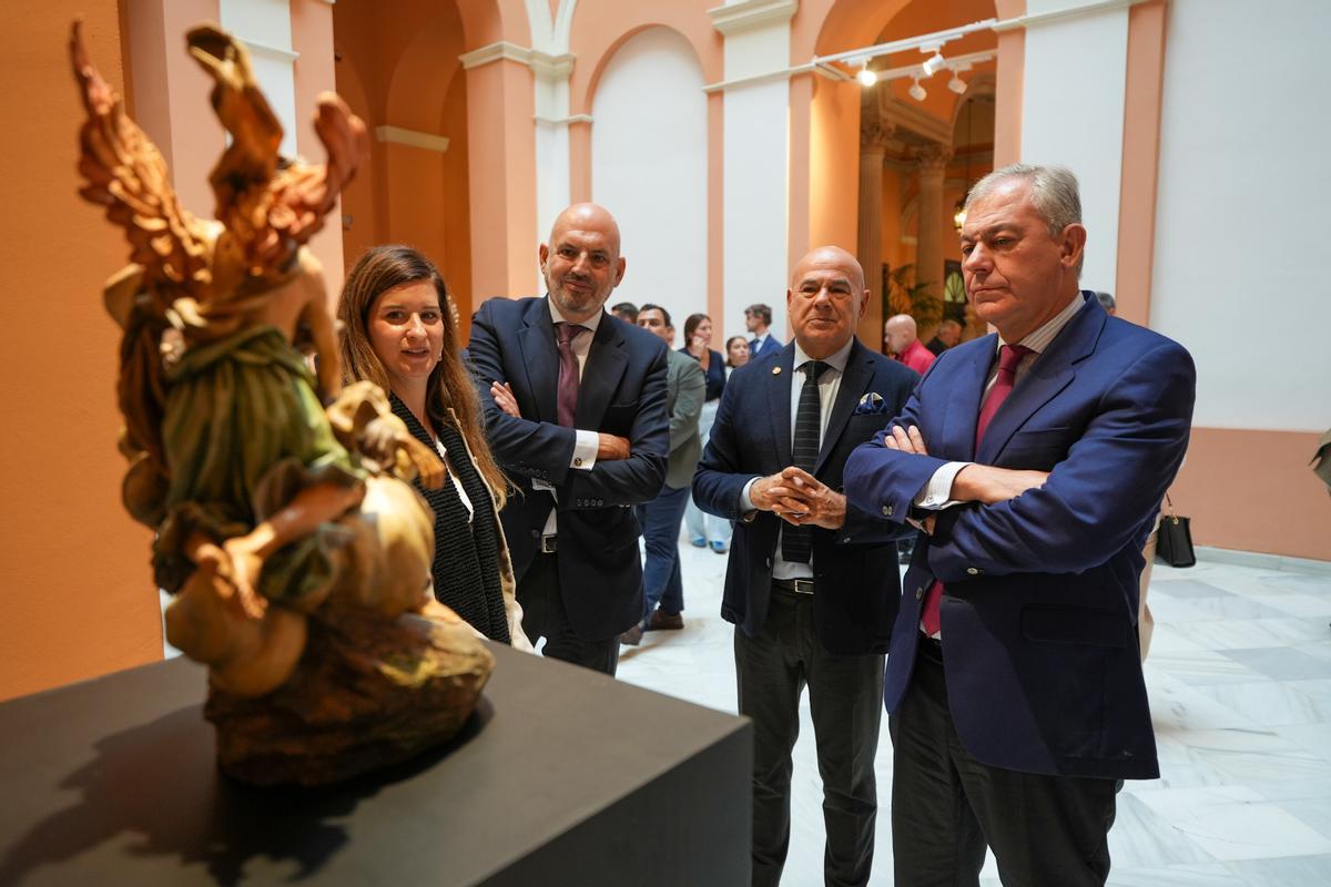 José Luis Sanz viendo las obras expuestas en "Sevilla Fecit 2025"