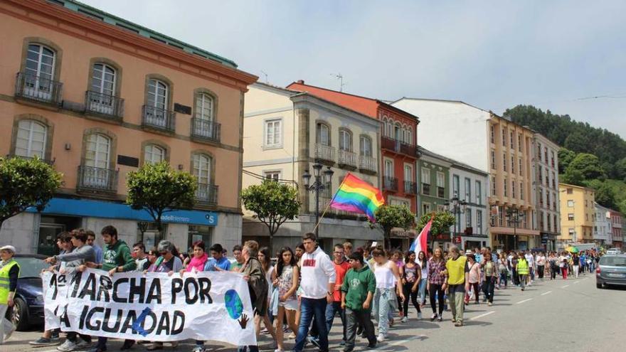 Vegadeo concentra a más de doscientas personas para defender la igualdad