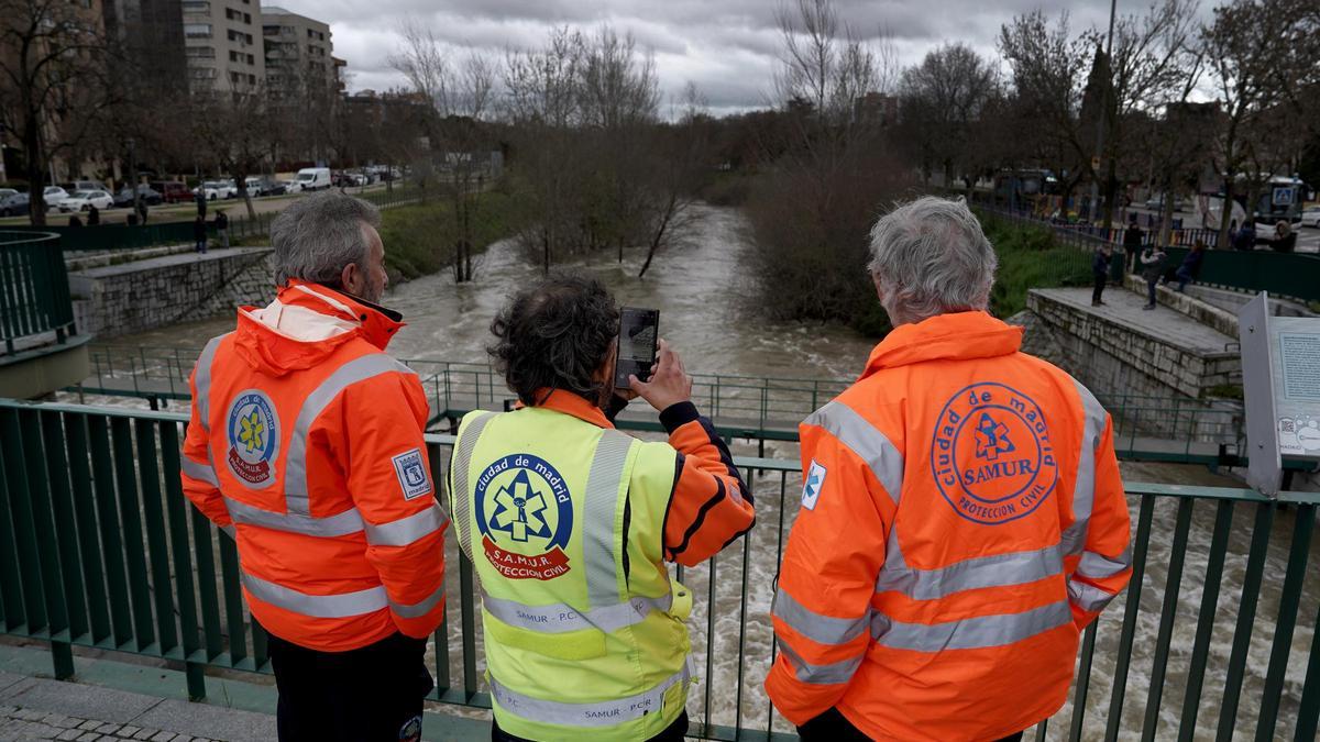 El Manzanares entra en nivel rojo por riesgo de inundaciones en Madrid.
